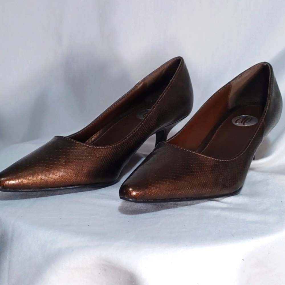 Donna Lawrence 2.in heels 👠 in a beautiful copper brown